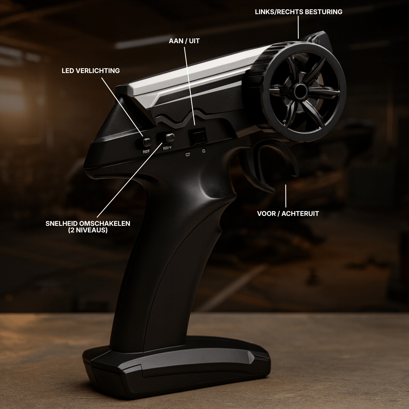 afstandsbediening van de TurboRacer™ met snelheidsknop, LED-verlichting en stuurwielbediening.