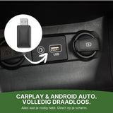 CarVizio USB adapter plugged into car – wireless connection with Apple CarPlay and Android Auto, without cables, directly visible on your car screen.