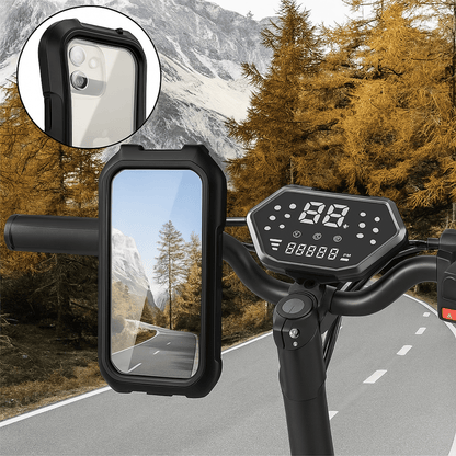 Waterdichte telefoonhouder gemonteerd op stuur van e-bike met berglandschap weerspiegeld in scherm.